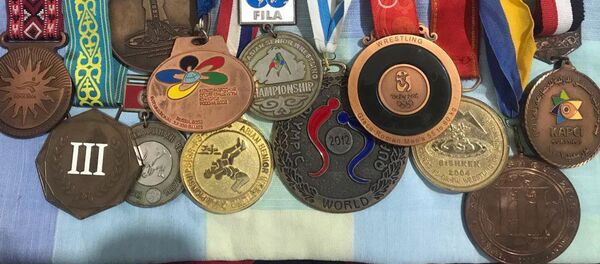 Медали бронзового призера Олимпийских игр Руслана Тюменбаева. Архивное фото Медали бронзового призера Олимпийских игр Руслана Тюменбаева. Архивное фото - Sputnik Кыргызстан