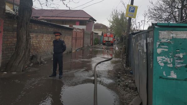 Пожарная машина на месте возгорания в двух жилых домах возле Ошского рынка в Бишкеке - Sputnik Кыргызстан