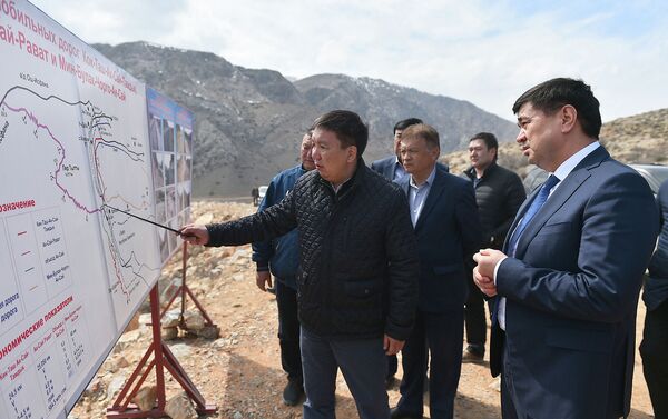 Транспорт жана жолдор министри Жанат Бейшенов жалпы узундугу 25 чакырымдык Ак-Сай — Рават жолунун курулушу 2014-жылдын январында башталганын, бүгүнкү күнү 18 чакырым жол курулуп бүткөнүн маалымдады - Sputnik Кыргызстан