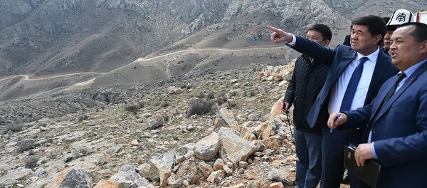 Премьер-министр Мухаммедкалый Абылгазиев Баткен облусуна болгон сапарынын алкагында аймактын чектеш райондорунун ички жолдорунун абалы менен таанышты - Sputnik Кыргызстан