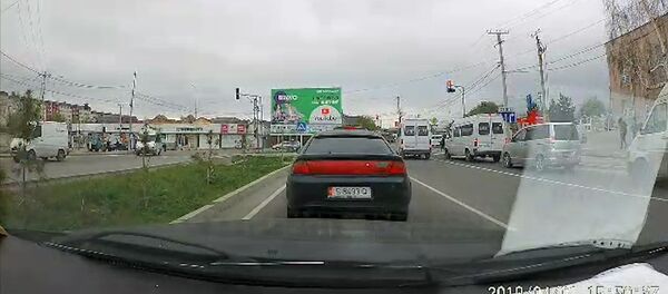 Маршруточник чуть не сбил пешехода и грубо нарушил ПДД в Бишкеке. Видео Маршруточник чуть не сбил пешехода и грубо нарушил ПДД в Бишкеке. Видео - Sputnik Кыргызстан