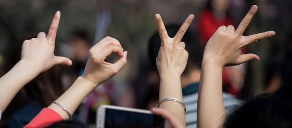 Люди пишут слово любовь своими руками. Архивное фото - Sputnik Кыргызстан