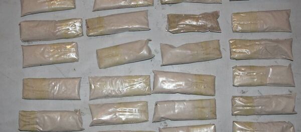 Партия героина изъятые у задержанных троих граждан соседних стран в аэропорту Оша Партия героина изъятые у задержанных троих граждан соседних стран в аэропорту Оша - Sputnik Кыргызстан