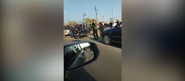 В Бишкеке столкнулись два авто, на земле лежали несколько человек — видео В Бишкеке столкнулись два авто, на земле лежали несколько человек — видео - Sputnik Кыргызстан