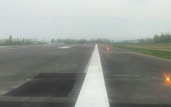 Реконструкция полосы завершена, первые самолеты приземлились на нее 1 апреля. Общая длина ВПП составляет 3 212 метров. - Sputnik Кыргызстан