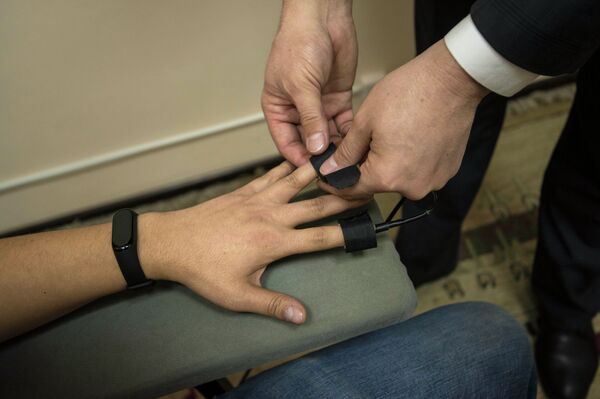 Датчики на пальцах считывают данные о сердечно-сосудистой активности и кожных рефлексах. - Sputnik Кыргызстан