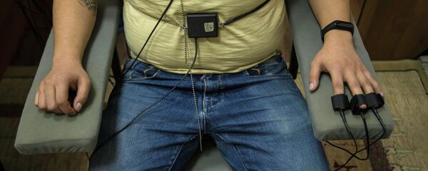 Калп детекторунан өтүп жаткан адам. Архив - Sputnik Кыргызстан