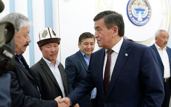 Президент КР Сооронбай Жээнбеков встретился с участниками Апрельской народной революции 2010 года, с пострадавшими и родственниками погибших - Sputnik Кыргызстан