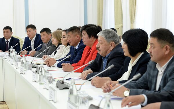 Участники встречи поддержали эту идею и внесли свои предложения, пообещав оказать помощь в исполнении президентского указа - Sputnik Кыргызстан