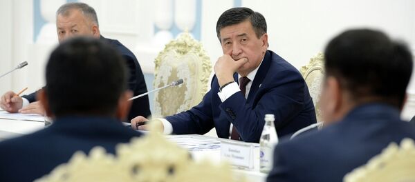 Президент КР Сооронбай Жээнбеков во время встречи с участниками Апрельской народной революции 2010 года, с пострадавшими и родственниками погибших - Sputnik Кыргызстан