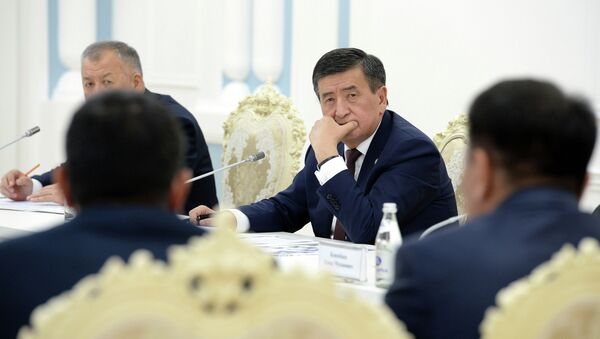 Президент КР Сооронбай Жээнбеков во время встречи с участниками Апрельской народной революции 2010 года, с пострадавшими и родственниками погибших - Sputnik Кыргызстан