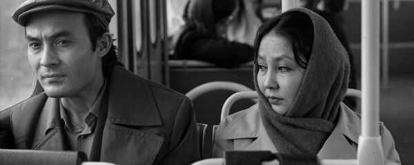 Белгилүү киноактер Талгат Нигматулин менен актриса Таттыбүбү Турсунбаеванын сүрөтү 1981-жылы Фрунзе (азыркы Бишкек) шаарында тартылган - Sputnik Кыргызстан