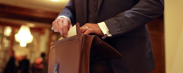 Портфель менен киши. Архив - Sputnik Кыргызстан