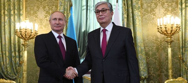 Президент РФ Владимир Путин и президент Казахстана Касым-Жомарт Токаев (справа) во время встречи. - Sputnik Кыргызстан