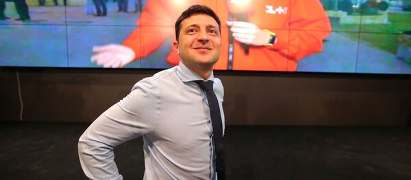 Кандидат в президенты Украины, актер Владимир Зеленский в своем избирательном штабе в Киеве. - Sputnik Кыргызстан