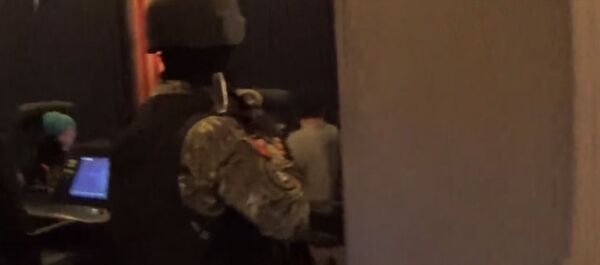 Почти 600 тыс сомов изъяли в игорных клубах Бишкека — видео спецоперации - Sputnik Кыргызстан