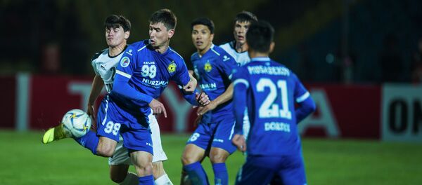 Футболисты во время игры на матче группового этапа АФК Дордой — Алтын Асыр на стадионе имени Долона Омурзакова в Бишкеке - Sputnik Кыргызстан