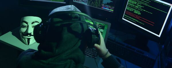 Мужчина за компьютерами. Архивное фото - Sputnik Кыргызстан