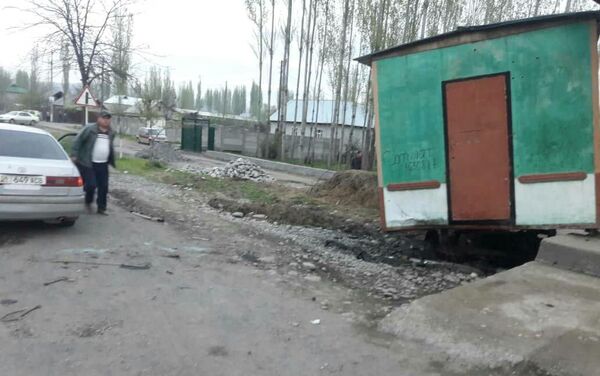 В селе Мырза-Аке Узгенского района автомобиль Daewoo Nexia съехал с дороги и врезался в вагончик, установленный на обочине - Sputnik Кыргызстан