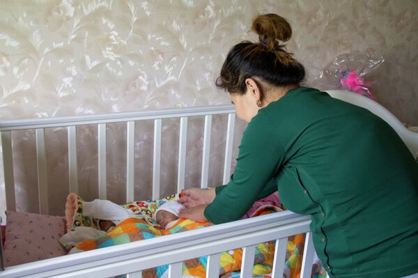 Төрт эм төрөгөн 27 жаштагы Нурайым: төрт жыл балалуу боло албай жүрдүк - Sputnik Кыргызстан