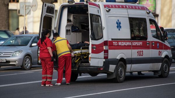 Врачи скорой помощи госпитализируют пострадавшего в автонаезде. Архивное фото - Sputnik Кыргызстан