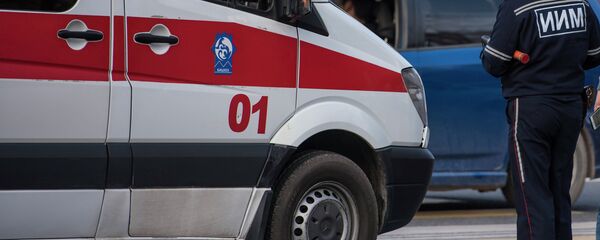 Карета скорой медицинской помощи и сотрудник ГУОБДД на месте происшествия. Архивное фото Карета скорой медицинской помощи и сотрудник ГУОБДД на месте происшествия. Архивное фото - Sputnik Кыргызстан