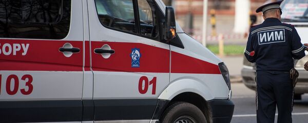 Карета скорой медицинской помощи и сотрудник ГУОБДД. Архивное фото - Sputnik Кыргызстан