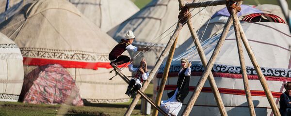 Селкинчек ойноп жаткан балдар. Архив - Sputnik Кыргызстан