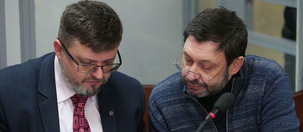 Руководитель портала РИА Новости Украина Кирилл Вышинский (справа) и адвокат Андрей Доманский в Подольском районном суде Киева, который рассматривает обвинительный акт в отношении К. Вышинского. - Sputnik Кыргызстан