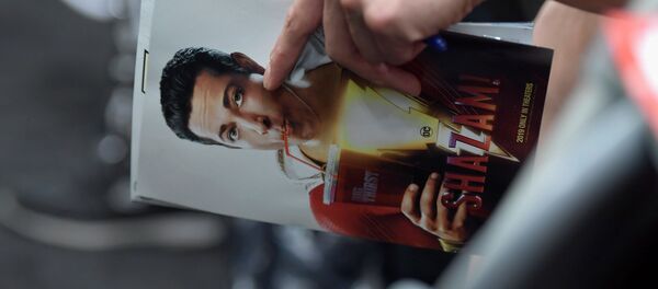 Женщина читает комикс Shazam. Архивное фото - Sputnik Кыргызстан