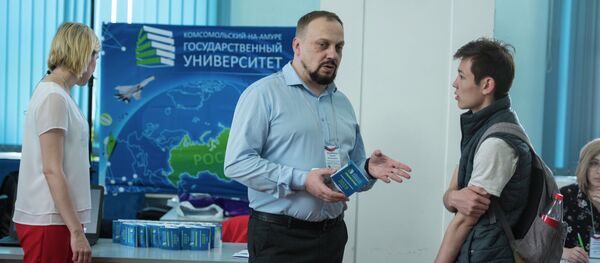 Абитуриенты на выставке 15 российских университетов в Республиканской библиотеке в Бишкеке - Sputnik Кыргызстан