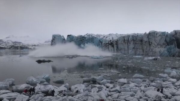 Гигантская волна от отколовшегося ледника едва не смыла туристов — видео - Sputnik Кыргызстан