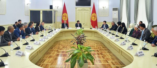 Встреча премьер-министра Мухаммедкалыя Абылгазиева с родственниками погибших и пострадавшими в ходе Апрельской народной революции - Sputnik Кыргызстан