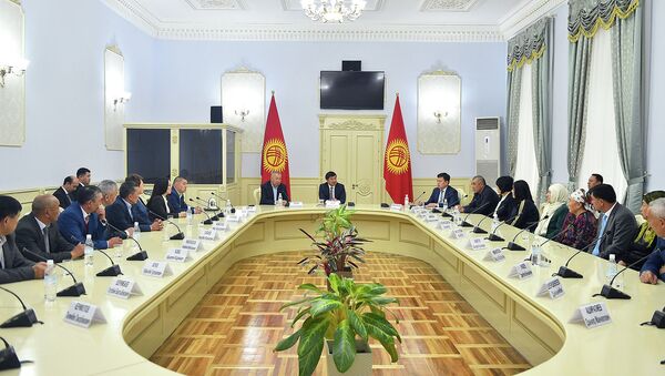 Встреча премьер-министра Мухаммедкалыя Абылгазиева с родственниками погибших и пострадавшими в ходе Апрельской народной революции - Sputnik Кыргызстан