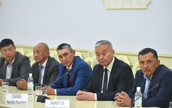 Премьер-министр Мухаммедкалый Абылгазиев встретился с родственниками погибших и пострадавшими в ходе событий 7 апреля 2010 года - Sputnik Кыргызстан