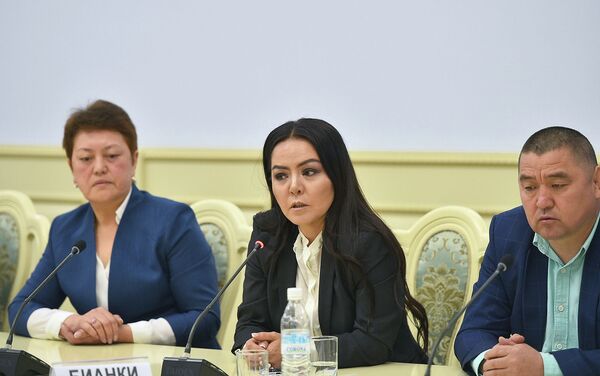 Абылгазиев отметил особое значение апрельских событий в истории Кыргызстана и подчеркнул, что революция позволила стране избавиться от семейно-кланового правления и встать на путь демократического развития. - Sputnik Кыргызстан