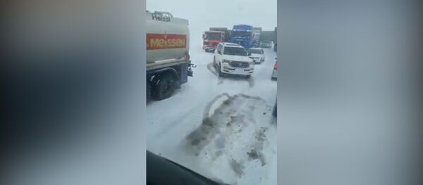 Төө-Ашууда жайкы дөңгөлөк менен бараткан фуралар тыгын жаратты. Видео - Sputnik Кыргызстан