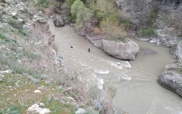 Спасатели нашли тело восьмилетнего мальчика, упавшего в реку в селе Кара-Жыгач Кадамджайского района Баткенской области - Sputnik Кыргызстан