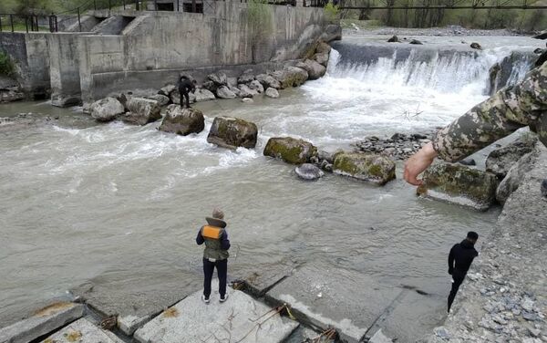 Ранее стало известно, что 48 спасателей и местные жители ищут ребенка, который 3 апреля упал в реку Исфайрам. - Sputnik Кыргызстан