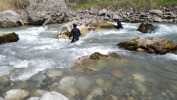 Поиски 8-летнего мальчика упавшего в реку в селе КараЖыгач - Sputnik Кыргызстан