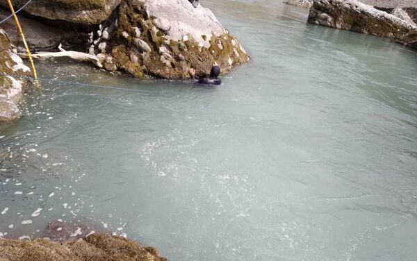 Тело обнаружили накануне, 5 апреля, около 20:00 недалеко от того места, где мальчик упал, — оно был зажато между двух больших камней под водой. - Sputnik Кыргызстан