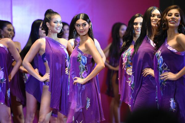 Участницы конкурса Мисс Филиппины на презентации в городе Кесон - Sputnik Кыргызстан