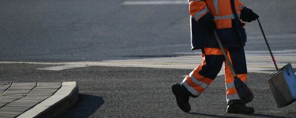 Дворник на улице в Москве. Архивное фото - Sputnik Кыргызстан