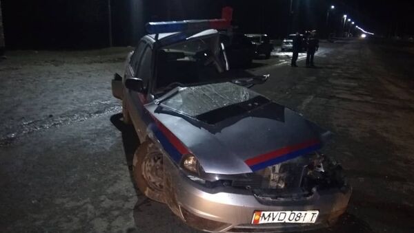 Фото с места ДТП, где КамАЗ врезался в патрульную машину УОБДД Таласской области - Sputnik Кыргызстан