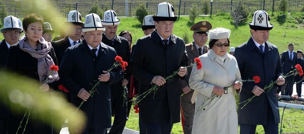 Президент КР Сооронбай Жээнбеков возложил цветы к монументу памяти погибших в Апрельских событиях 2010 года в мемориальном комплексе Ата-Бейит - Sputnik Кыргызстан