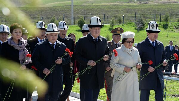 Президент КР Сооронбай Жээнбеков возложил цветы к монументу памяти погибших в Апрельских событиях 2010 года в мемориальном комплексе Ата-Бейит - Sputnik Кыргызстан