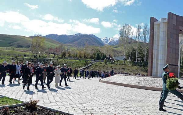 Первые лица страны почтили память погибших в Апрельской народной революции 2010 года - Sputnik Кыргызстан