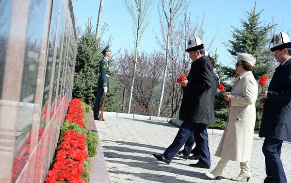 Как сообщила пресс-служба президента, Сооронбай Жээнбеков возложил цветы к монументу памяти жертв апрельских событий в мемориальном комплексе Ата-Бейит - Sputnik Кыргызстан