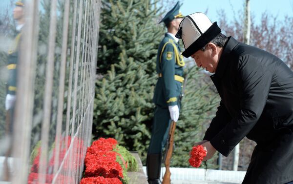 Жээнбеков также возложил цветы к Монументу памяти погибших за свободу народа во время аксыйских событий 2002 года и апрельских событий 2010-го на площади Ала-Тоо. - Sputnik Кыргызстан