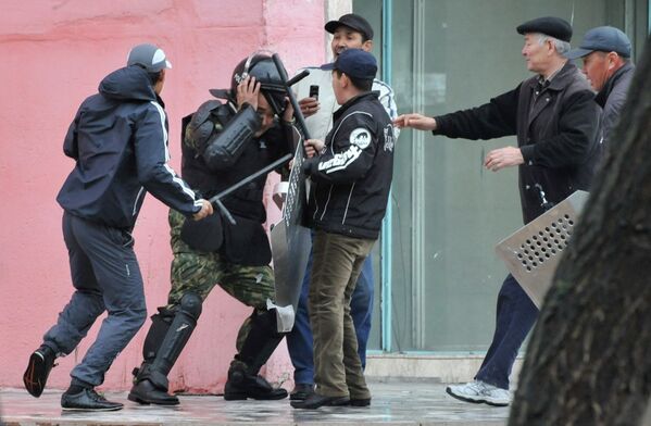 Оппозиция өкүлдөрү милиционерге кол салды. Сүрөт Форум имаратынын алдынан тартылган - Sputnik Кыргызстан